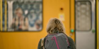 Die Berliner Grünen wollen die Sicherheit für weibliche Fahrgäste verbessern und schlagen spezielle Frauen-Abteile in der U-Bahn vor. (Archivbild)