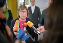 Ihre schriftliche Entlassung hat Ursula Nonnemacher (Grüne) nach eigenen Angaben im Flur des Bundesrats erhalten. 