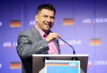 Arne Raue, bisher parteiloser Bürgermeister der Stadt Jüterbog, tritt in die AfD ein. Sympathien für die Partei hatte er schon gezeigt, wie hier bei einem Grußwort beim Landesparteitag der Berliner AfD in seiner Stadt im Oktober. (Archivbild)