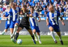 Toni Leistner (r) und Diego Demme (2.v.r.) sollen der jungen Hertha-Mannschaft Struktur verleihen.