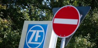 Der Autozulieferer ZF ist auf Schrumpfkurs: Auch auf den Standort in Brandenburg an der Havel trifft der geplante Stellenabbau stark. (Archivbild)