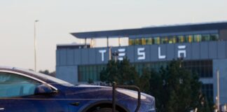 Die Beschäftigten des Tesla-Werks in Grünheide bei Berlin erhalten zum 1. November mehr Geld. (Archivbild)