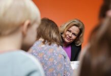 Nancy Faeser liest Berliner Kindern vor.