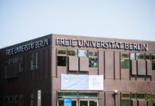 Demonstranten versammeln sich an einem FU-Gebäude. (Archivbild)