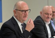 Brandenburgs SPD-Ministerpräsident Dietmar Woidke und BSW-Landeschef Robert Crumbach sind sich über den Koalitionsvertrag einig.