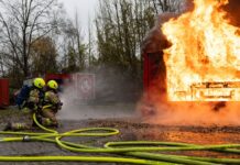 Die Berliner Feuerwehr demonstriert, mit welchen Vorsichtsmaßnahmen Menschen einen Brand verhindern können.