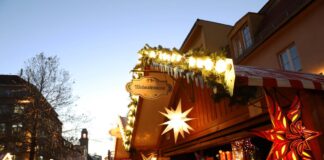 Die Spandauer Altstadt erstrahlt zur Weihnachtszeit in festlicher Beleuchtung. Bild: IMAGO/Müller-Stauffenberg