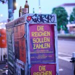Gegen unerlaubtes Plakatieren in Berlin kommen die Bezirke nicht an. (Archivbild)