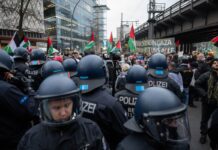 Bei der Demonstration für Palästina und gegen Israel nahm die Polizei auch vereinzelt Teilnehmer fest. 