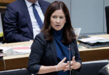 Ein Brandbrief einer Berliner Schule wegen Gewalt und Chaos richtet sich auch an Bildungssenatorin Katharina Günther-Wünsch (CDU). (Archivbild)