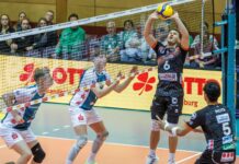 Johannes Tille von den Berlin Volleys stellt seinem Teamkollegen Nehemiah Mote (r) den Ball zu.