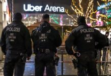 Polizeikräfte stehen vor der Partie Alba gegen Maccabi vor der Arena am Berliner Ostbahnhof.