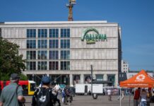 Wirtschaftssenatorin Franziska Giffey will weiter Gespräche mit den neuen Eigentümern des Galeria-Kaufhauses am Alexanderplatz führen. (Archivbild)