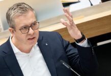 Finanzsenator Stefan Evers (CDU) verteidigte die Sparpläne der Regierungskoalition bei der Debatte im Landesparlament. 