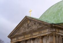 Die Sankt Hedwigs-Kathedrale ist die wichtigste Kirche im Erzbistum (Archivbild) 