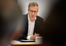 Finanzsenator Stefan Evers verteidigt die Sparpläne des Senats (Archivbild).