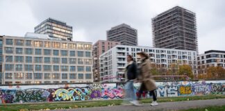 An der East Side Galerie am Ostbahnhof prangen bis heute aufwendige Kunstwerke auf dem Beton, inzwischen mehrfach saniert.