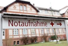 Das Uniklinikum in Neuruppin steckt tief in den roten Zahlen - Streit gibt es wegen der Forderung an die Beschäftigten, auf eine tarifliche Gehaltssteigerung für einige Zeit zu verzichten.