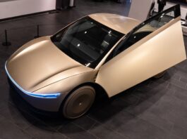 In Berlin kann man einen Prototyp des Tesla «Cybercab» sehen. 