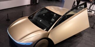 In Berlin kann man einen Prototyp des Tesla «Cybercab» sehen. 