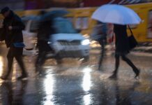 Regenschirmwetter. Bei stürmischem Wind treibt am Donnerstag Regen über Berlin und Brandenburg hinweg. (Symbolbild)