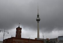 Das regnerische und trübe Wetter setzt sich in Berlin und Brandenburg fort. Bei milden Temperaturen hat Schnee weiter keine Chance. (Symbolbild)