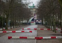 Fahrzeugsperren sind für die Silvesterparty am Brandenburger Tor aufgestellt worden.