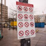Verbotsschild auf dem Alexanderplatz, das zeigt, wo in der Silvesternacht ein Böllerverbot gilt. 
