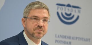 Das Ermittlungsverfahren gegen den Potsdamer Oberbürgermeister Schubert wegen kostenloser VIP-Tickets ist eingestellt, doch der Streit im Stadtparlament scheint keineswegs beigelegt.