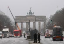 Am Brandenburger Tor laufen die Aufbauarbeiten für die Silvesterparty (Foto aktuell). 