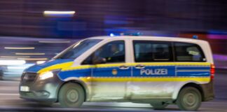 Zwei Männer sollen einen 18-Jährigen festgehalten und mit einem Messer am Arm verletzt haben. (Symbolbild)