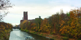 Der Teltowkanal mit dem Ullsteinhaus. Bild: Martin Schwarz