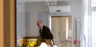 Brandenburgs Ministerpräsident Dietmar Woidke (SPD) unterhält sich mit Patienten und Pflegern im Hospiz Brandenburg.
