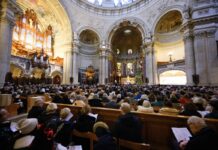 Die Bänke im Berliner Dom waren am Mittag voll.