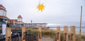 Eine ungewöhnliche Weihnachtskrippe auf Rügen an der Ostsee hat Fans und Kritiker.