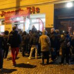 Beim Start des Feuerwerks-Verkaufs bilden sich Schlangen. 