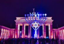 Der Chanukka-Leuchter vor dem Brandenburger Tor gilt als Zeichen eines lebendigen Judentums in Deutschland (Foto aktuell).