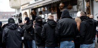 Die Angreifer waren wohl auf der Anreise zu einer Demo von Rechtsextremen in Friedrichshain.