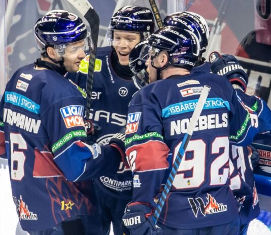 Die Eisbären Berlin hatten in Wolfsburg wieder Grund zum Jubeln.