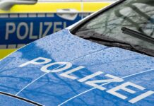 Erst Holzlatte, dann Feuerwerk - Unbekannte haben in Kreuzberg ein Polizeiauto angegriffen.