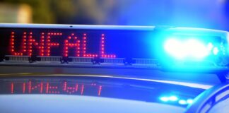 Eine Frau ist bei einem Unfall auf der B167 gestorben. (Symbolbild)