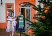 Das Jänschwalder Christkind und eine Begleiterin besuchen das Wendische Museum Cottbus. Dieser regionale Vorweihnachtsbrauch ist in der Niederlausitzer Trachtenregion nur noch in der Gemeinde Jänschwalde lebendig geblieben. 