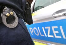 Die Berliner Polizei hat einen Mann festgenommen, der eine Frau mit einem Messer verletzt haben soll. Inzwischen ist er in Haft. (Symbolbild)