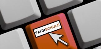 Auch die Fahrschulen gehen mit der Zeit und vieles wird immer digitaler. Foto: IMAGO / Panthermedia