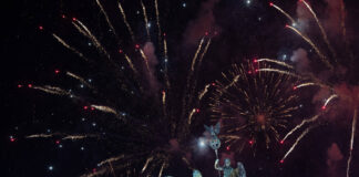 Die Silvesterparty am Brandenburger Tor lockt Menschen aus aller Welt an. Bild: IMAGO/Christian Ender