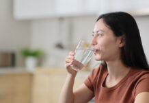 Eine junge Frau trinkt ein Glas Wasser. Foto: IMAGO / Panthermedia