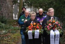 Nach dem Gedenkgottesdienst wurden Kränze für die Berliner Opfer der Tsunami-Katastrophe von 2004 auf dem Gedenkstein neben der Dorfkirche in Alt-Tempelhof niedergelegt.  