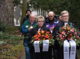 Nach dem Gedenkgottesdienst wurden Kränze für die Berliner Opfer der Tsunami-Katastrophe von 2004 auf dem Gedenkstein neben der Dorfkirche in Alt-Tempelhof niedergelegt.  