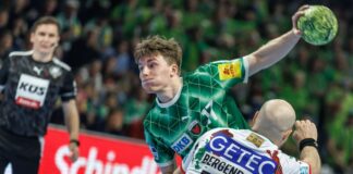 Nils Lichtlein (l) setzt sich gegen Oscar Bergendahl vom SC Magdeburg durch.