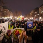 Mehr als 100 Menschen demonstrieren gegen eine Wirtschaftskonferenz zum Thema Flüssiggas